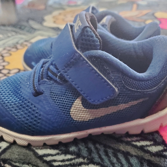 Size 5C Nike Shoes - Picture 2 of 2